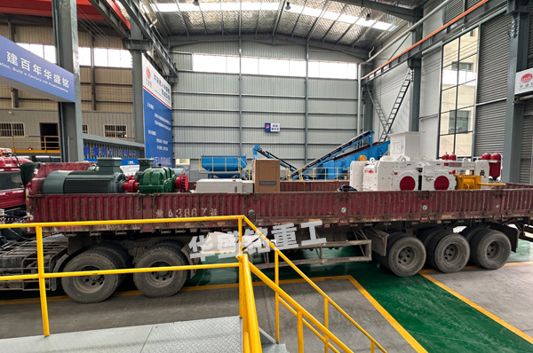 時產(chǎn)150-200t/hG1000x600型高壓輥磨機發(fā)貨現(xiàn)場